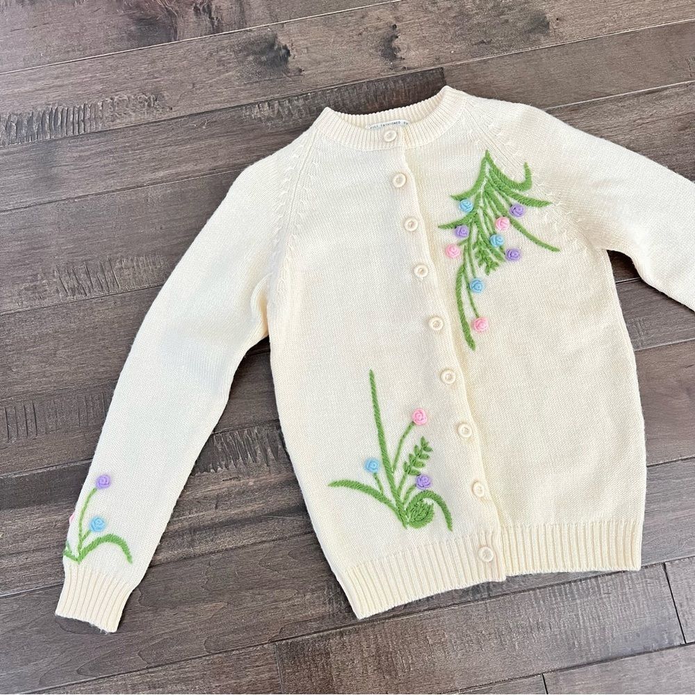 Su Lee 1960s Vintage Floral Embroidered Cream Sweater Cardigan Flowers Hong Kong
